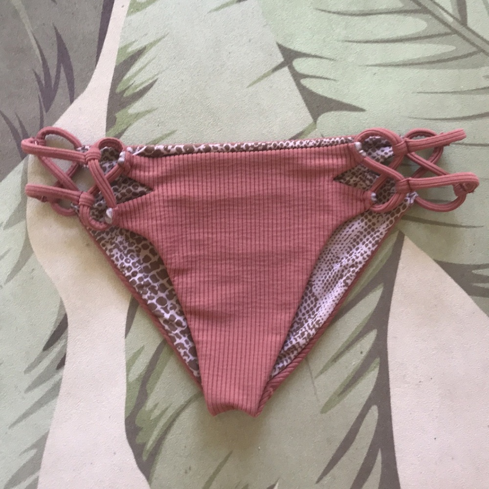 Acacia bottom